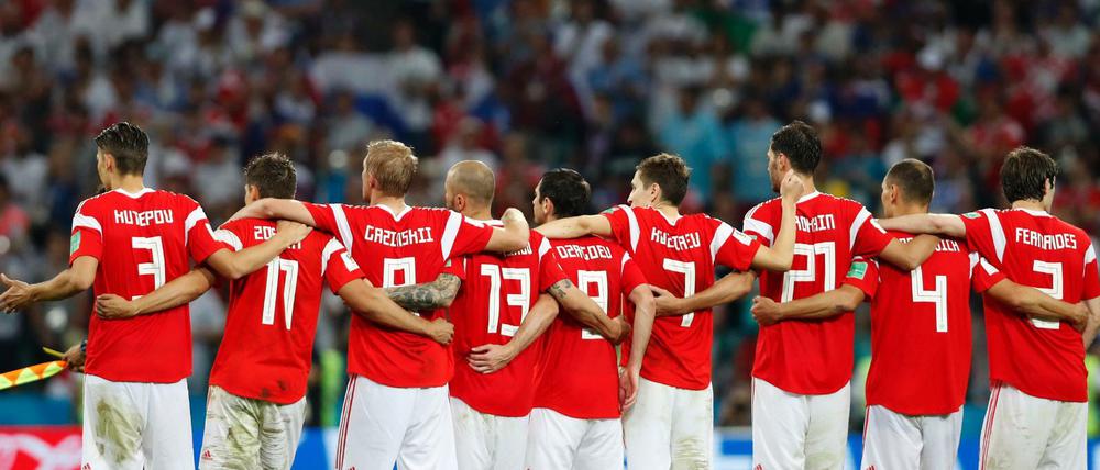Die Spieler aus Russland stehen beim Elfmeterschießen gegen Kroatien auf dem Platz.