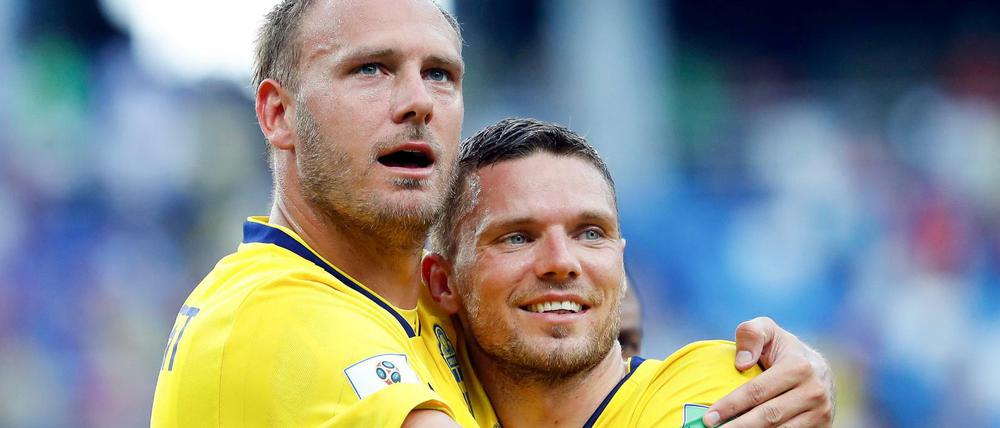 Schwedens Kapitän Andreas Granqvist (l) und Marcus Berg umarmen sich nach Spielende.