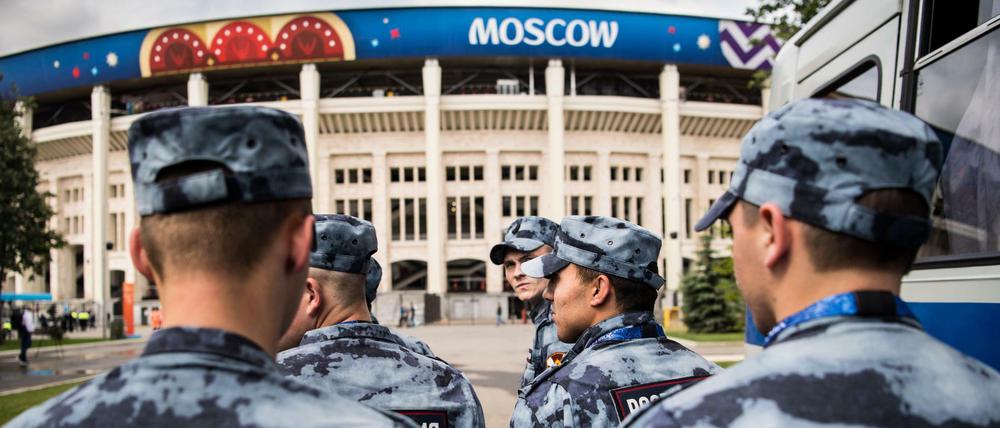 Soldaten der russischen Nationalgarde («Rosgvardia») am Eröffnungstag vor dem Moskauer Luschnikistadion.