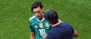 Beratungsresistenz? Schüchterne Körpersprache? Diese Eigenschaften unterstellen viele Zuschauer Mesut Özil und geben ihm damit die Mitschuld am Scheitern der deutschen Nationalmannschaft.