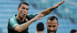 Verspielt. Portugal-Sternchen Ronaldo will die Spanier ärgern.