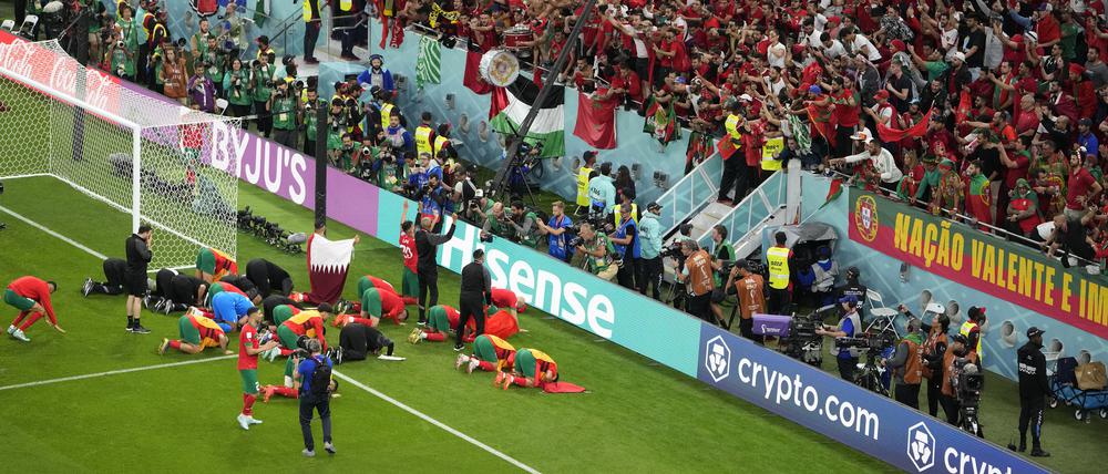 Marokkos Spieler feiern mit ihren Fans nach dem 1:0-Sieg gegen Portugal.