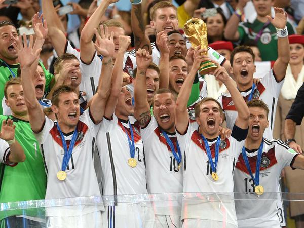 Hoch damit. Kapitän Philipp Lahm reckt den WM-Pokal nach oben, Deutschland ist Fußball-Weltmeister. 
