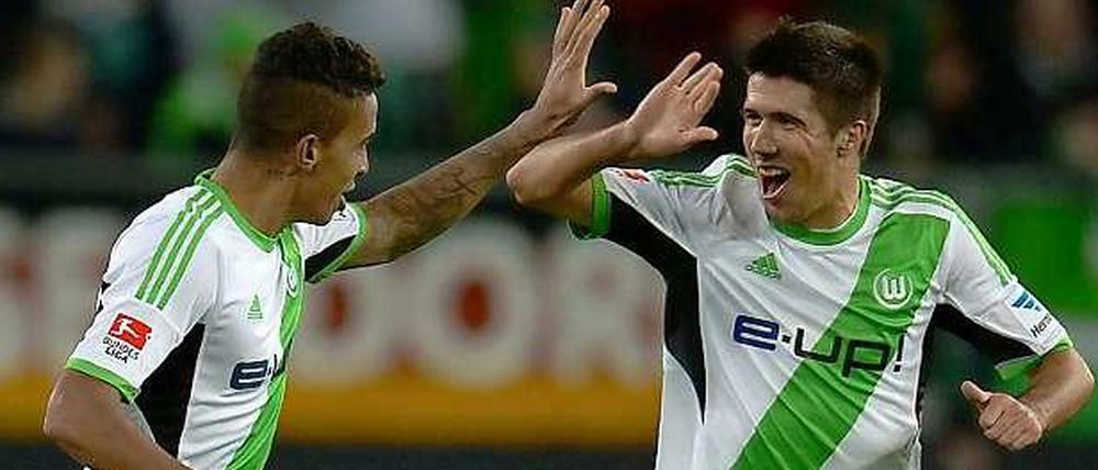 Internationale Solidarität: Wolfsburgs serbischer Mittelfeldspieler Slobodan Medojevic (r.) und sein brasilianischer Mannschaftskollege Luiz Gustavo jubeln während des Spiels gegen Leverkusen.