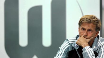 Wolfsburgs Co-Trainer Andries Jonker verfolgt eine Pressekonferenz des VfL Wolfsburg. 