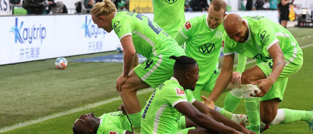 Drin. Jerome Roussillon feiert mit seinen Kollegen sein Tor zum 1:0 für Wolfsburg.