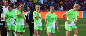 Bitterer Moment. Wolfsburgs Fußballerinnen bei der Siegerehrung, bei der sich nur die Gegnerinnen wirklich wie Sieger fühlen durften.