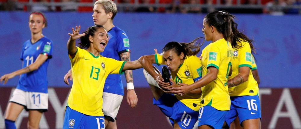 Fußkuss: Nach ihrem 17. Treffer bei einer WM und der Aufstellung eines neuen Torrekords herzt die Brasilianerin Marta (Mitte) ihr wichtigstes Körperteil.