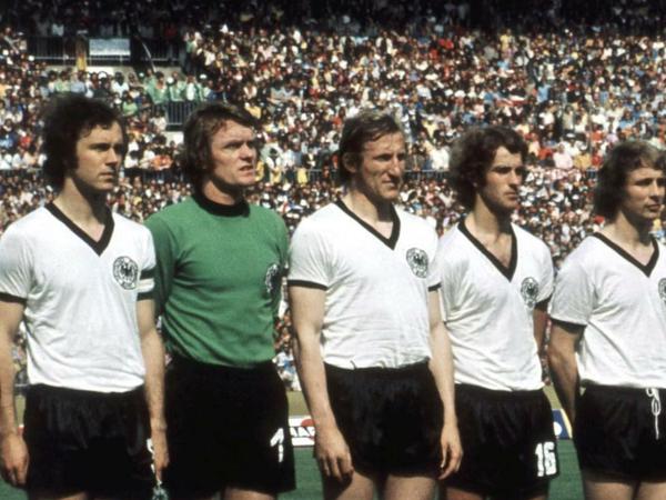 Auf dem Weg zum WM-Titel. Sepp Maier (2. von links) war 1974 der große Rückhalt der Nationalmannschaft.