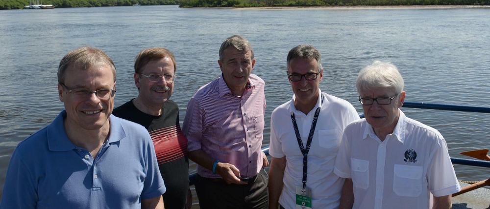 Die damaligen DFB-Mitglieder Peter Peters, Rainer Koch, Wolfgang Niersbach und Helmut Sandrock mit Ligapräsident Reinhard Rauball in Brasilien.