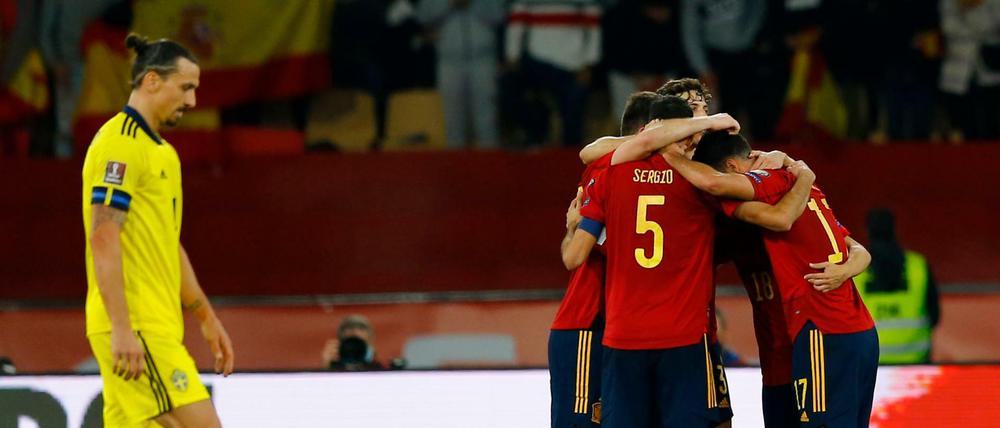 Spanien hat sich direkt für Katar qualifiziert, Zlatan Ibrahimovic und seine Schweden müssen in die Play-offs. 