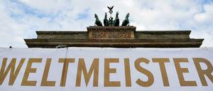 Fest in der Mitte der Gesellschaft verankert: Das Brandenburger Tor und der WM-Titel.