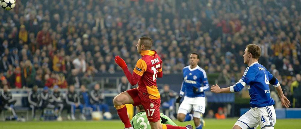 Drin! Burak Yilmaz trifft kurz vor der Halbzeit zum 2:1 für Galatasaray.