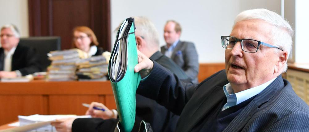 Theo Zwanziger zu Beginn der Gerichtsverhandlung am Landgericht in Frankfurt am Main.