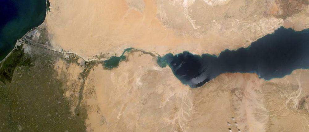Der Suezkanal verbindet das Mittelmeer mit dem Roten Meer – und ist eine der wichtigsten Wasserstraßen der Welt.