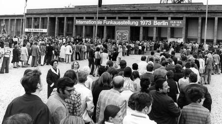 1973: Der Andrang ist groß. Menschenmassen strömen zur Eröffnung der Internationalen Funkausstellung in Berlin.