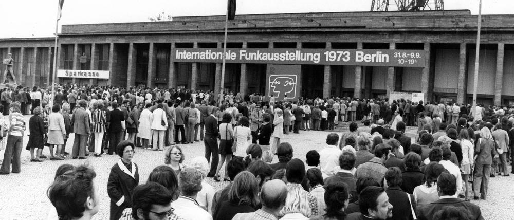 1973: Der Andrang ist groß. Menschenmassen strömen zur Eröffnung der Internationalen Funkausstellung in Berlin.