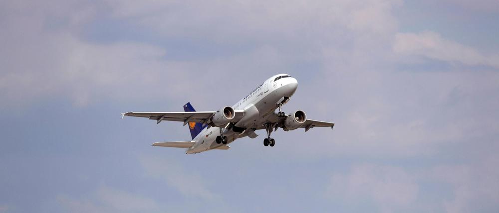 Flugzeug der Lufthansa startet am Münchner Flughafen in den Wolkenhimmel (Symbolbild).