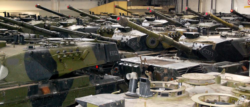 Leopard-Panzer vom Typ Leopard 1 A5 aus dänischen Beständen stehen in Flensburg in einer Produktionshalle.