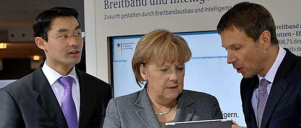 Über Breitbandausbau diskutierten Rösler (l.) und Obermann (r.) bereits 2011 mit Kanzlerin Merkel.