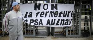 Protest gegen die Schließung eines Werks von Peugeot in der Nähe von Paris: Die Autobauer haben ihre Überkapazitäten nur kaschiert und nicht abgebaut.