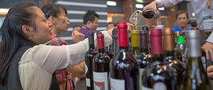 Weinbegeisterung. In China nimmt die Zahl der Weintrinker zu. Auf Messen stellen auch europäische Exporteure ihre Tropfen vor.
