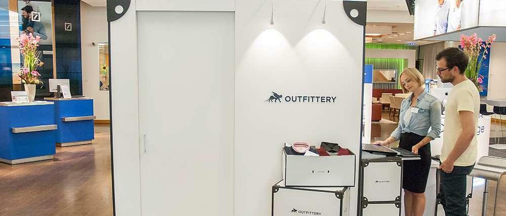 Bitte eintreten. Bis vor kurzem stand der Portotyp des "Männer-Scanners" in einer Filiale der Deutschen Bank in Mitte. Die "Personal Shopping"-Plattform Outfittery steckt hinter dem Projekt.
