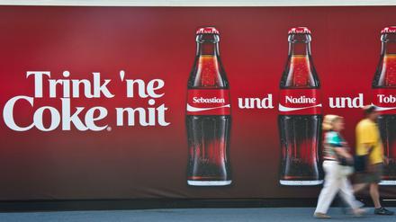 Ungesunde Nahrungsmittel wie Coca Cola sollen auch in Zukunft beworben werden dürfen, findet Ernährungsminister Christian Schmidt (CSU). 