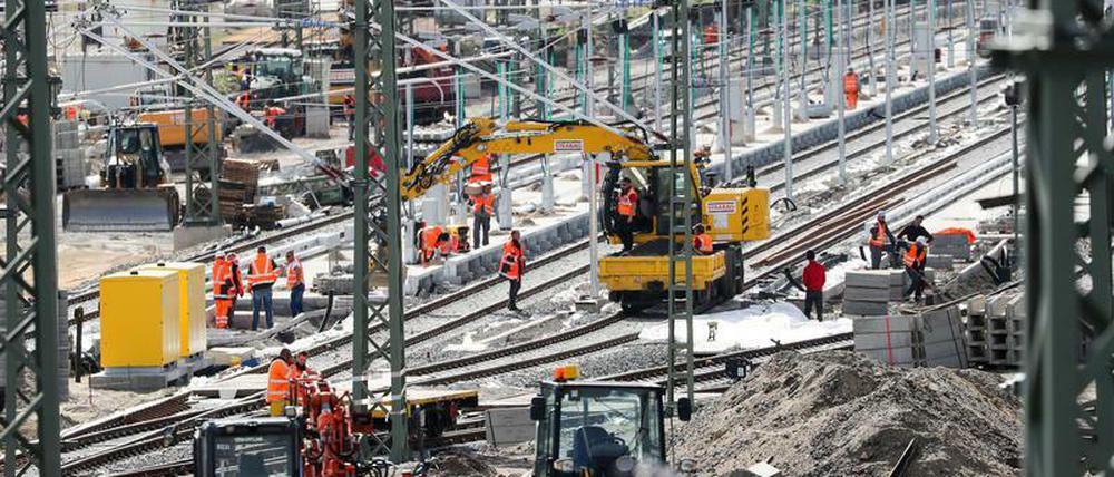 Verkehrswegeplan: Scheuer stuft zahlreiche Bahnprojekte hoch. 