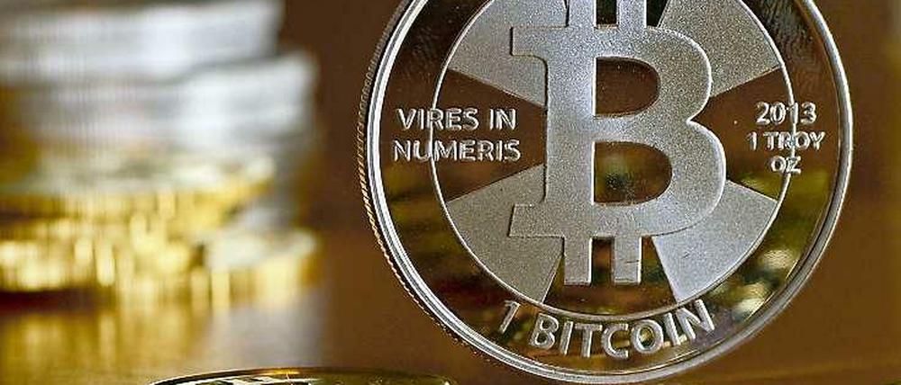 Bitcoin-Münzen, fotografiert in Berlin beim Münzhandel.