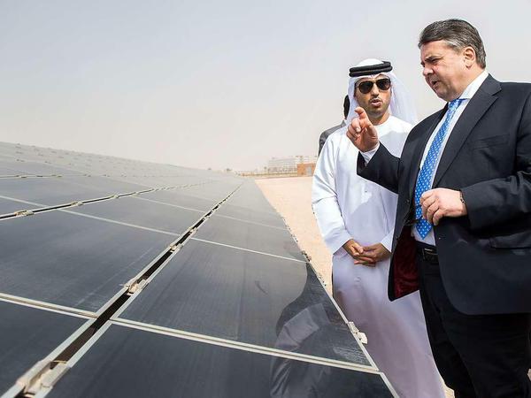 Bundeswirtschaftsminister Sigmar Gabriel (vorn, SPD) besucht das nachhaltige Städtebauprojekt Masdar City in Abu Dhabi.