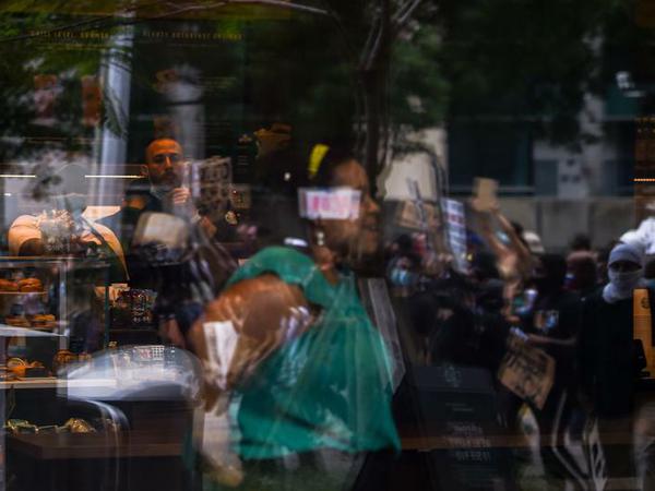 Protestierende vor einer Starbucks-Filiale in den USA.