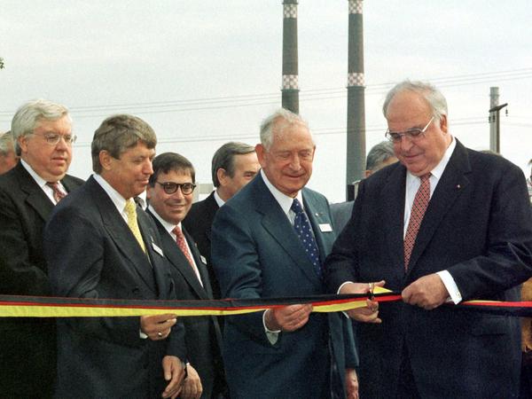 John Kornblum (ganz links) 1997 mit dem damaligen Bundeskanzler Helmut Kohl (r.) bei der Einweihung 1997 des neuen Werks eines US-Unternehmens in Bitterfeld.