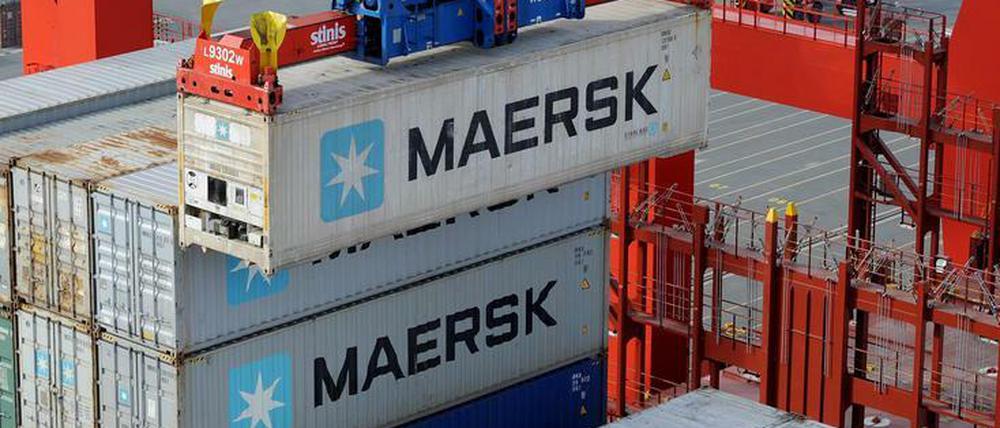 Container mit dem Schriftzug „Maersk“ werden von einem Containerschiff in Wilhelmshaven entladen.