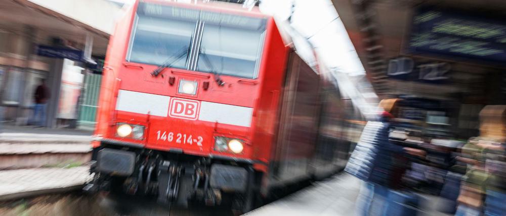 Eine Regionalbahn der Deutschen Bahn steht im Hauptbahnhof Hannover (Symbolbild).