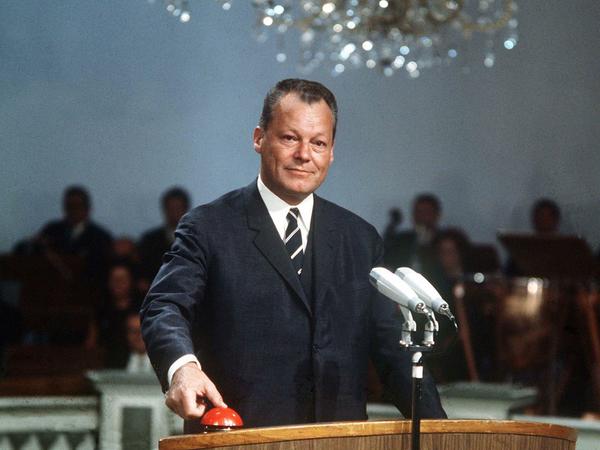 1967: Per Knopfdruck in eine neue Ära: Der damalige deutsche Vizekanzler Willy Brandt gibt den Startschuss für das Farbfernsehen. Leider stellte der zuständige Techniker das Signal schon Sekunden vor dem Knopfdruck auf Farbe um.