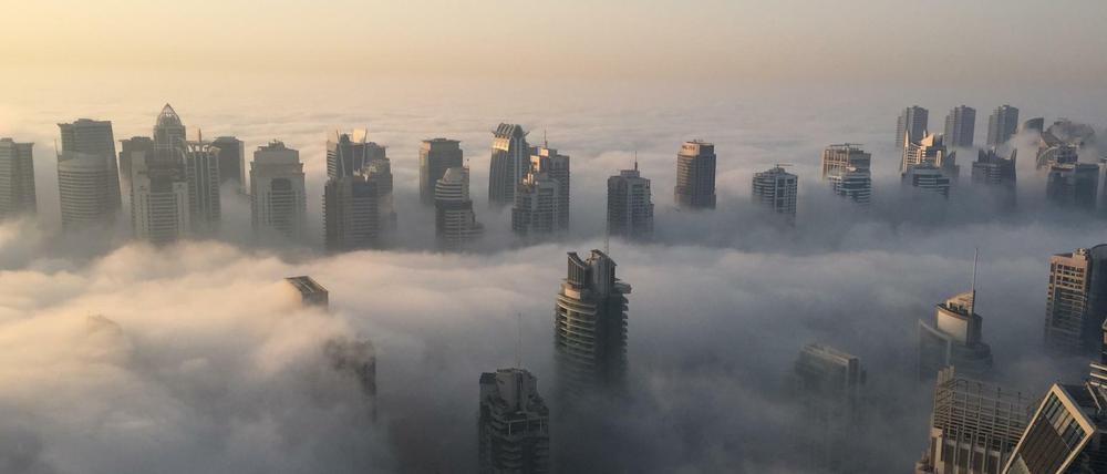 Die Skyline von Dubai im Nebel (aufgenommen am 5. Oktober 2015). Von hier koordiniert Paul van Son die Aktivitäten von RWE und der Dii.