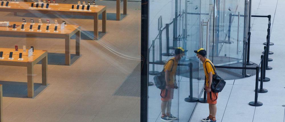 Ein Mann schaut am 14.Juni 2022 in einen leeren Apple-Store (Beijing, China). 