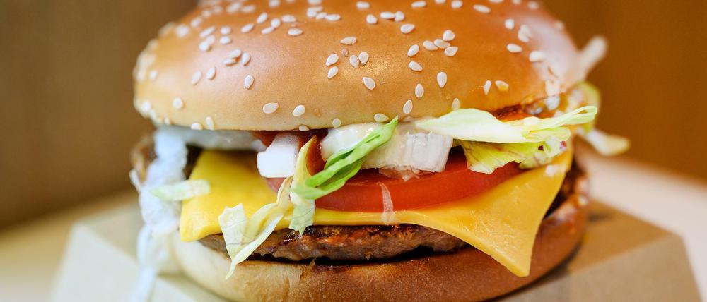 Der Burger wird teurer - wenn der Stundenlohn der Burgerbrater auf zwölf Euro steigt, wie die Gewerkschaft NGG fordert. 
