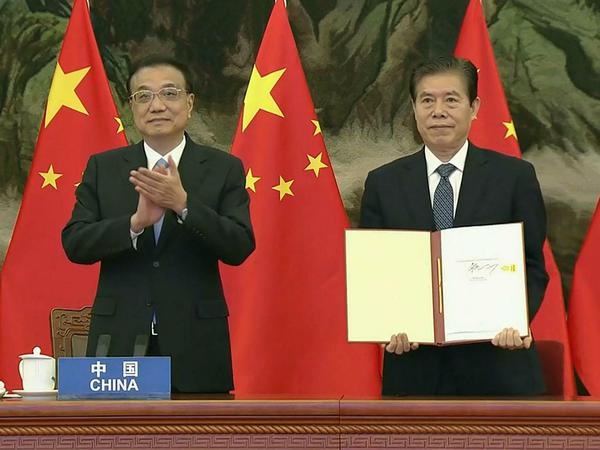 Chinas Premierminister Li Keqiang (links) und Handelsmnister Zhong Shan haben das Abkommen unterzeichnet.