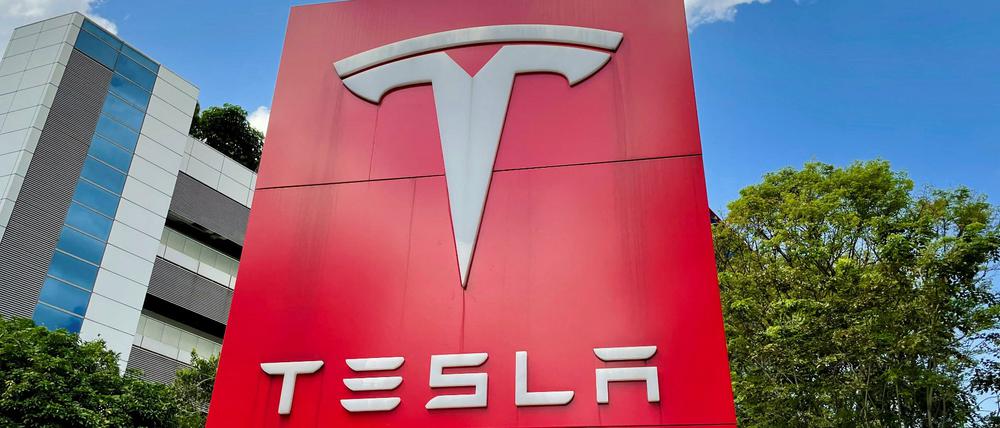 Die Verbraucherzentrale macht E-Auto-Hersteller Tesla schwere Vorwürfe.