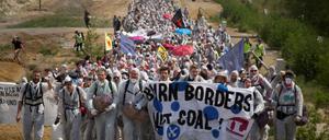 Umweltaktivisten protestieren am Samstag am Tagebau Welzow-Süd in der Lausitz.