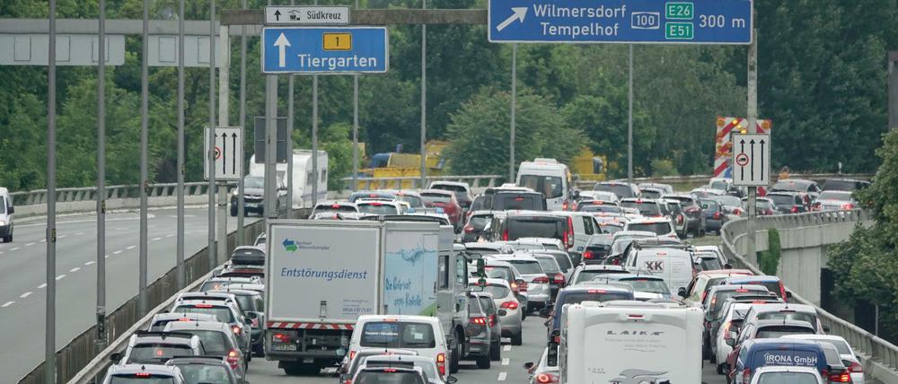 Gute Nerven brauchen Autofahrer, die zum Ferienbeginn auf Berlins Straßen in den Urlaub fahren möchten. 