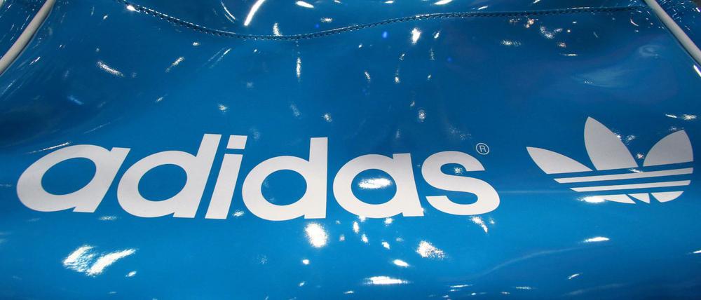 Adidas-Logo auf einer Tasche.