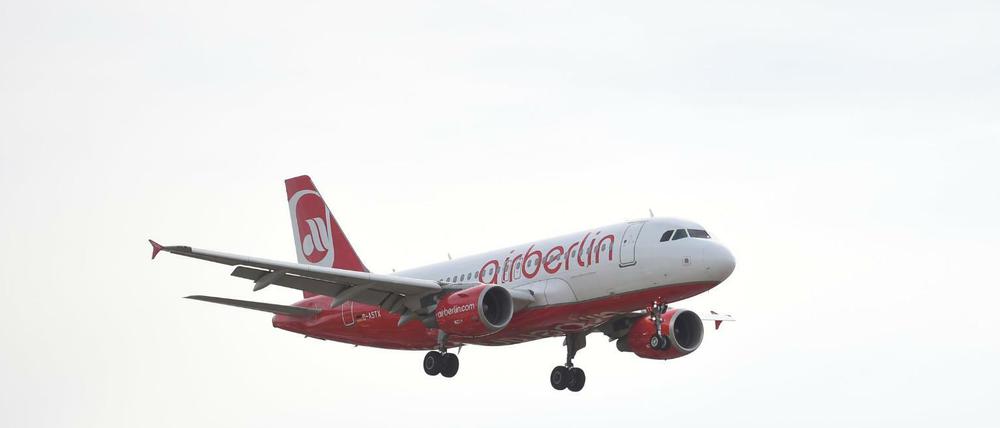 Ein Flugzeug der Fluggesellschaft Air Berlin landet auf dem Flughafen Tegel.