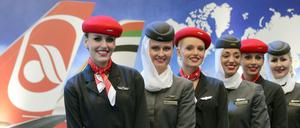 Stewardessen von Air Berlin und Etihad Airways bei einer Präsentation 2014 in Schönefeld. 