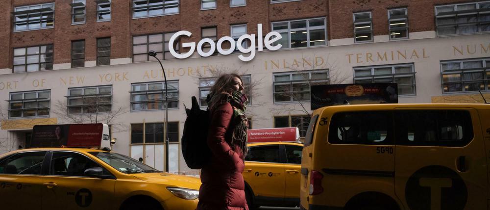 Eine Frau geht an den Google-Büros in New York vorbei.