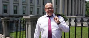 Bundeswirtschaftsminister Peter Altmaier (CDU) steht vor dem US-Finanzministerium in Washington.