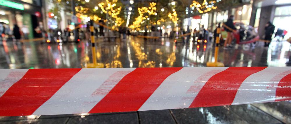 Am Abend vor dem Lockdown war die Einkaufsstraße und Fußgängerzone Zeil in der Innenstadt von Frankfurt gut besucht. In Erwartung eines Ansturms von Kunden hatte das Einkaufszentrum MyZeil mit rot-weißem Flatterband ein Personenleitsystem aufgebaut.