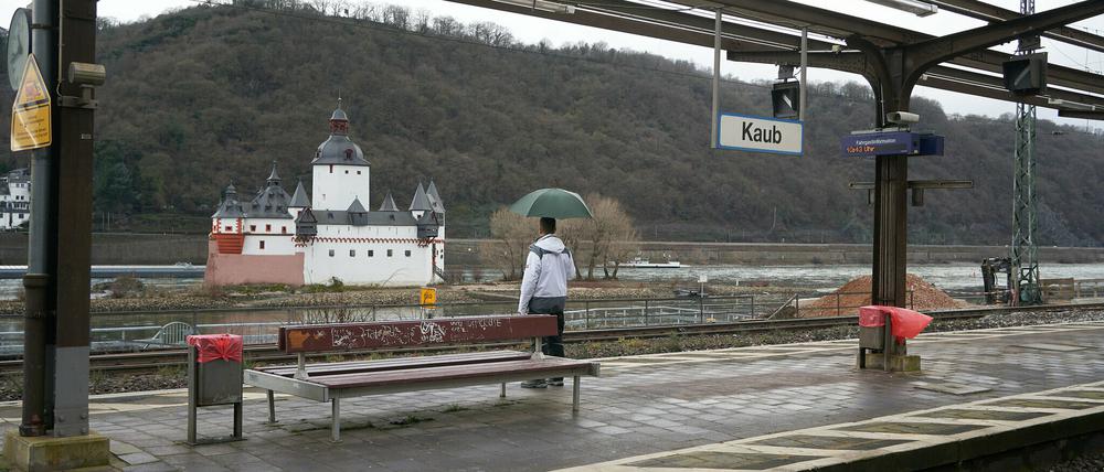 Im Regen. Zwei lange Dachgerippe ohne Dächer lassen am Bahnhof des rheinland-pfälzischen Rhein-Städtchens Kaub wartende Fahrgäste schon seit Jahren im Regen stehen.